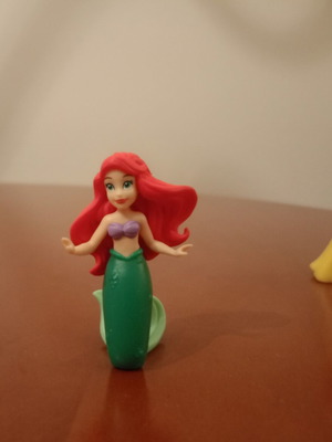 Disney Princess figures Ariel and Snow White set like new