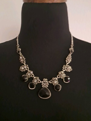 Vintage necklace like new with black stones