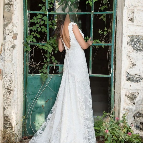 Berta Style Wedding Dress like new, size M, white lace