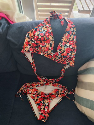 Shein floral bikini used, medium to large size, supportive top