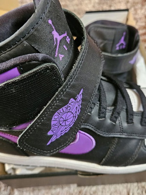 Nike Air Jordan athletic boots like new, size 44, black and purple