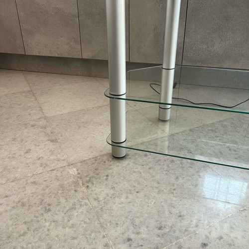 Γιάλινο τραπέζι TV σαν καινούργιο με ροδάκια 95cm-43cm