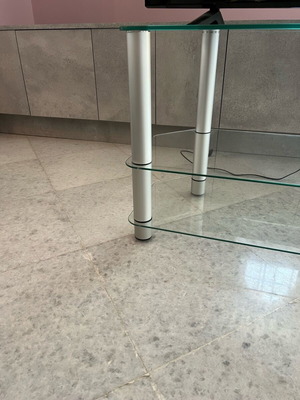 Γιάλινο τραπέζι TV σαν καινούργιο με ροδάκια 95cm-43cm