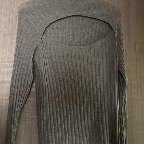 H&M sweater with opening Large