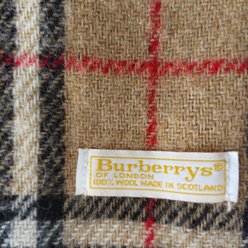 Burberrys scarf like new, beige