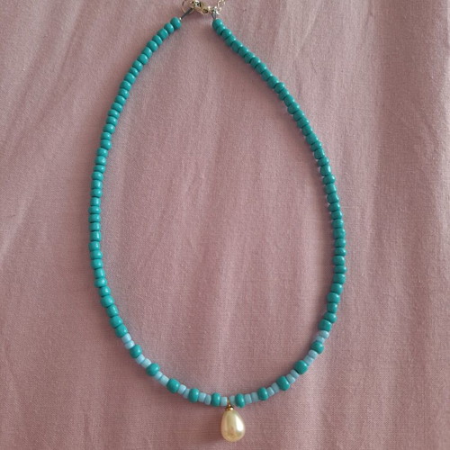 Handmade necklace with size gradient in blue
