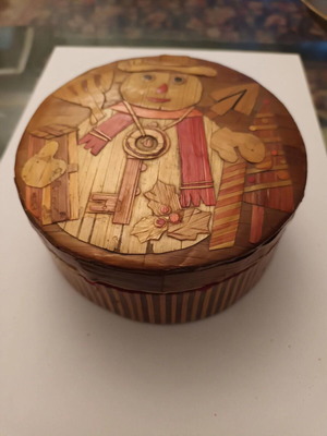 Decorative box with marquetry of straw or bamboo like new