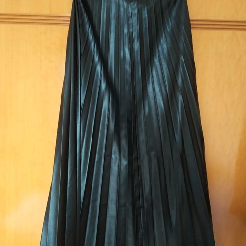 Women’s pleated black leatherette skirt Reline new