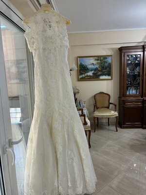 Pronovia wedding dress like new with detachable bouquet