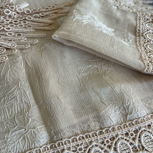 Set of table linens like new, 4 pieces beige with fringes