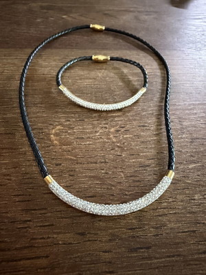 Necklace and bracelet set with leather strap and rhinestones like new