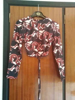 Μπλούζα crop με dragon print, μακριά μανίκια, μαύρο και μπορντό