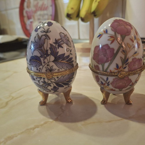 Porcelain eggs set like new