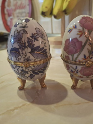 Porcelain eggs set like new