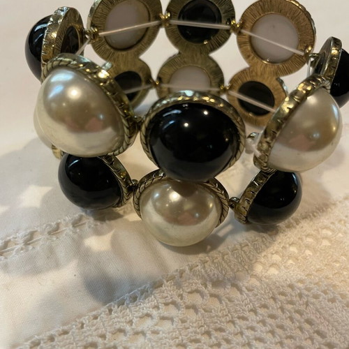 Faux pearl and black cabochon bracelet like new