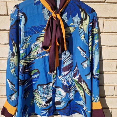 Gucci design shirt like new, size S, multicolor