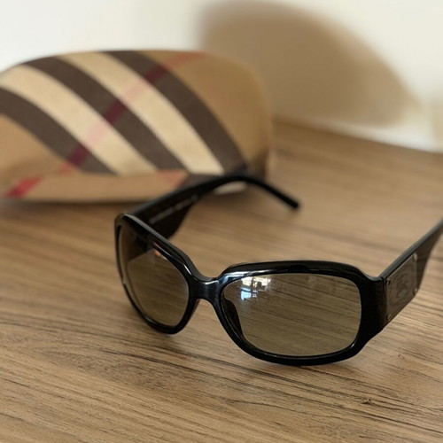 Burberry Unisex Sunglasses like new, black