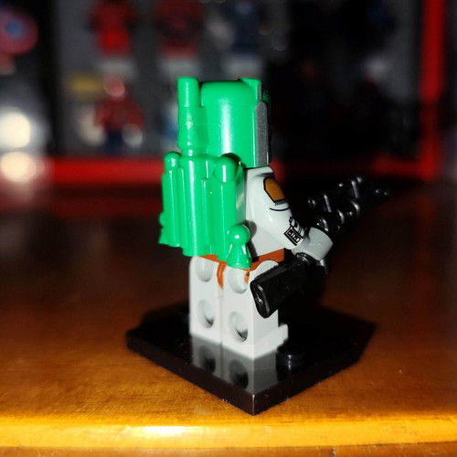 Φιγούρα Boba Fett παλιά έκδοση σαν καινούργιο με βάση και πιστόλι