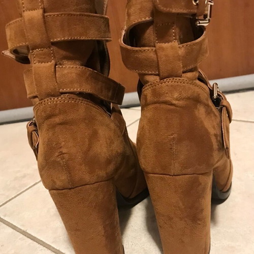 Sante suede ankle boots used with straps and buckles, brown