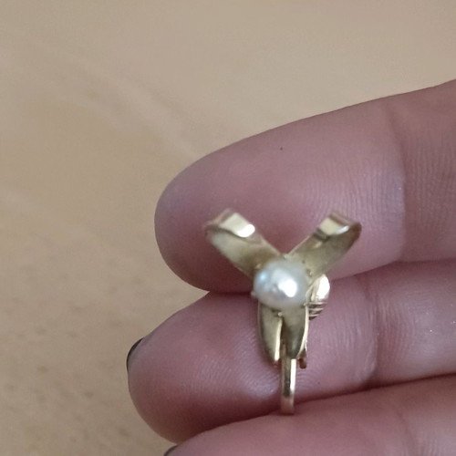Single gold-plated vintage earring with real pearl used