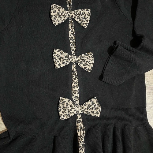 Women's sweater new, black with bows on the back
