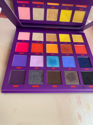 Παλέτα σκιον Хоризонти на залеза от Beauty Bay