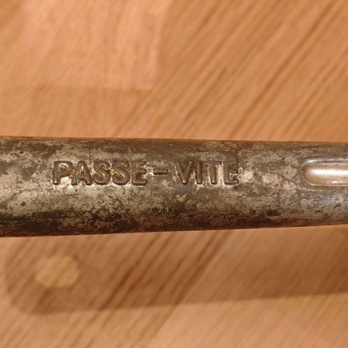 Vintage manual food grinder used Passe-Vite