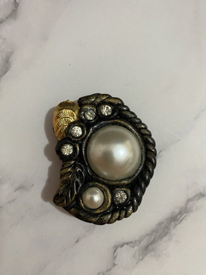Brooch with pearls and rhinestones used, black and gold