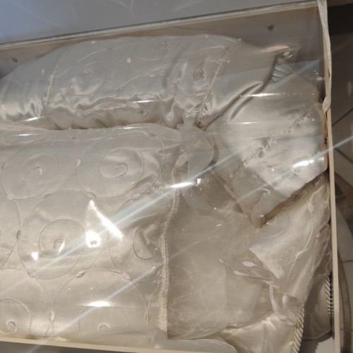 Bridal quilt made of organza like new with pillowcases and caramel pillow
