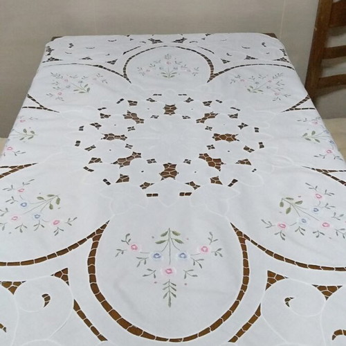 Tablecloth with 3 squares like new, white with embroidery and cutwork