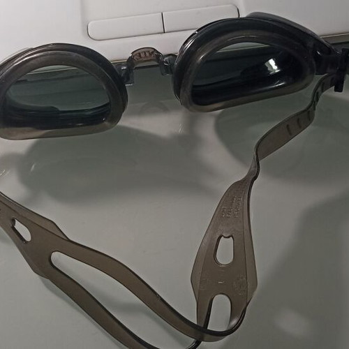 Swimming goggles