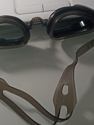 Swimming goggles