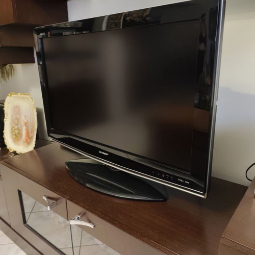 Sharp Aquos 32' LCD TV with decoder