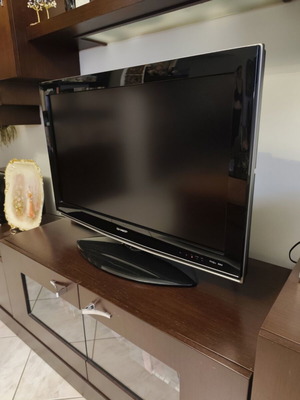 Sharp Aquos 32' LCD TV with decoder
