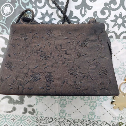 Embossed vintage black shoulder bag like new