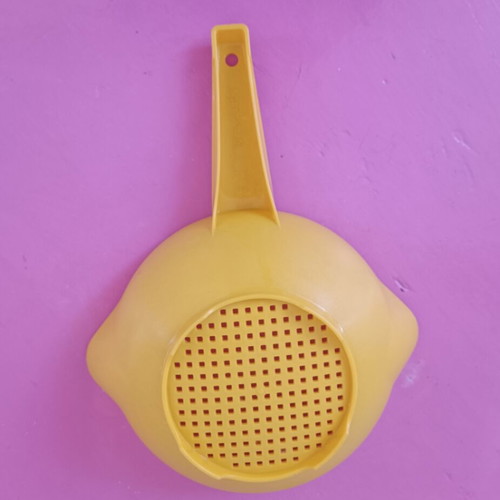 Tapperware colander like new, yellow