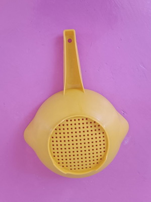 Tapperware colander like new, yellow