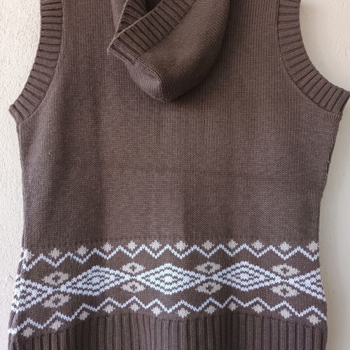 Benotti women's knitted sleeveless vest with hood and buttons, brown