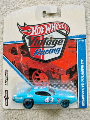 Hot Wheels 2011 Vintage Racing Richard Petty 71 Plymouth GTX new