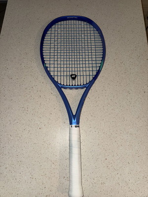 Yonex Ezone 98 305gr Blast Blue L4 tennis racket like new
