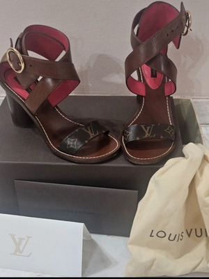 Πέδιλα Louis Vuitton σαν καινούργιο, μέγεθος 39, δέρμα, τακούνι 9εκ