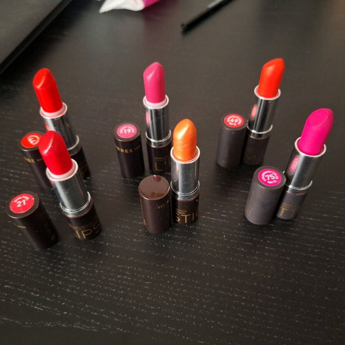 Korres lipstick set in like new condition, 6 pieces