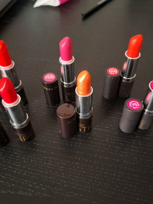Korres lipstick set in like new condition, 6 pieces