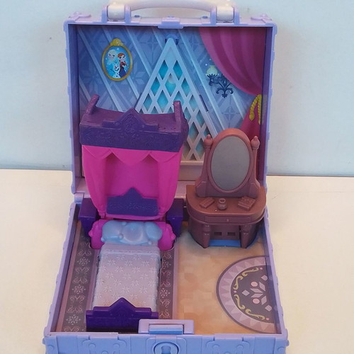 Hasbro Disney Frozen 2 Scene Set Elsa used, brown bedroom