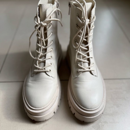 Stradivarius boots size 38 like new, white beige