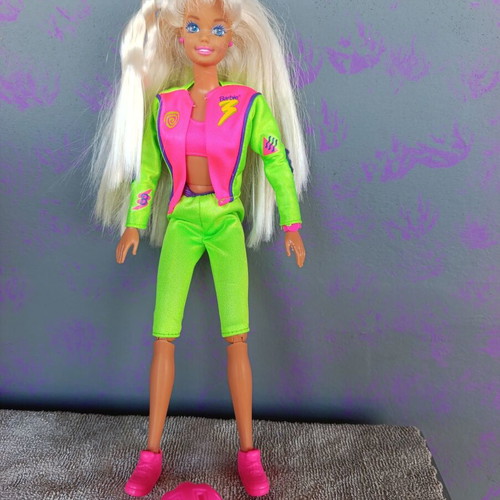 Vintage Barbie Bicyclin 1993 Mattel doll with articulated joints, bike & accessories like new