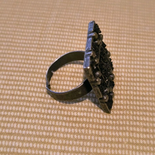 Large ring with stones like new, impressive