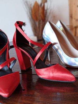 Set of 2 Sarigiannis pumps new, red with cross strap and silver metallic, size 38, 10cm heels