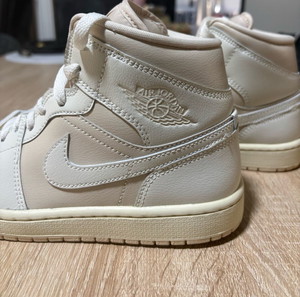 Nike Air Jordan 1 Mid WMNS 40