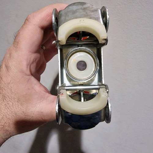 Hand capper used for metal caps